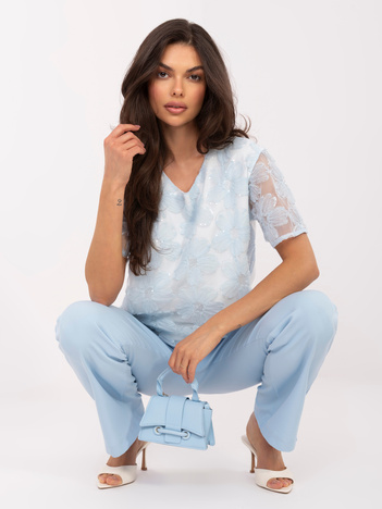 Jasnoniebieska wizytowa bluzka z tiulową wstawką