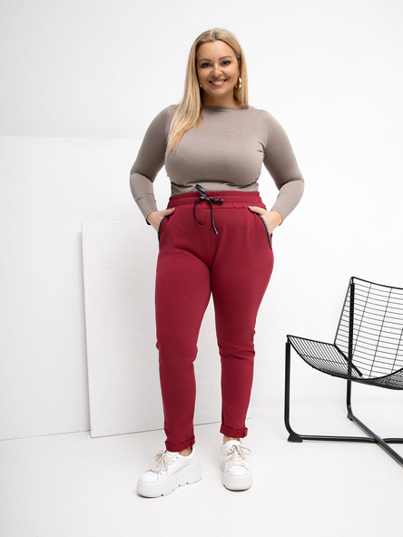 Bordowe spodnie plus size z ozdobnymi wstawkami
