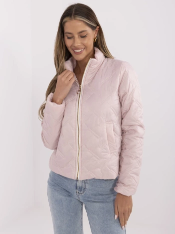 Jasnoróżowa przejściowa kurtka z pikowaniem