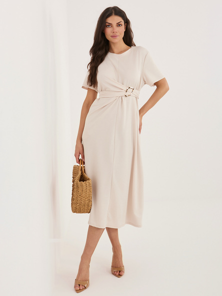 Jasnobeżowa letnia sukienka z ozdobnym paskiem