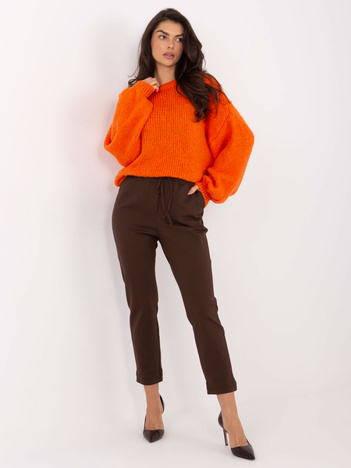 Pomarańczowy sweter oversize o grubym splocie