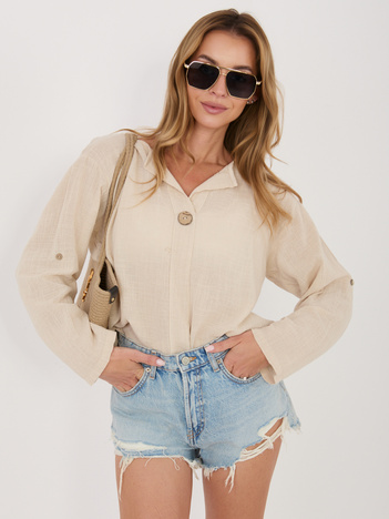 Beżowa letnia bluzka z ozdobnym guzikiem
