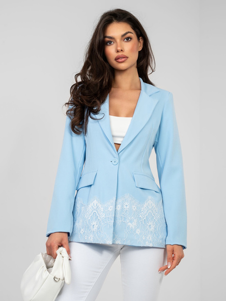 Pastelowa niebieska marynarka zdobiona koronką