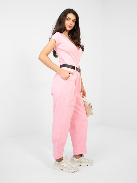 Pastelowe różowe sztruksowe spodnie carrot z kieszeniami
