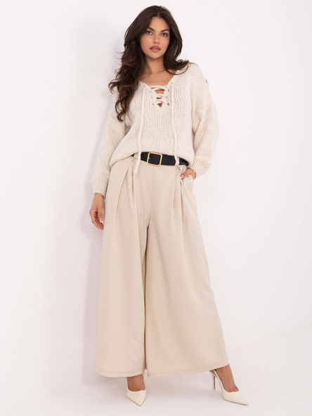 Jasnobeżowe szerokie spodnie z paskiem
