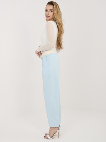 Jasnoniebieskie materiałowe spodnie z paskiem