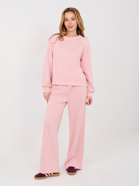 Pastelowy różowy komplet z szerokimi spodniami