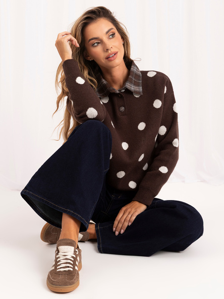 Brązowy sweter oversize z kołnierzem w kratę
