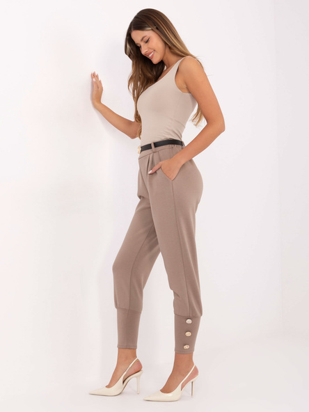 Beżowe dresowe spodnie z ozdobnymi guzikami