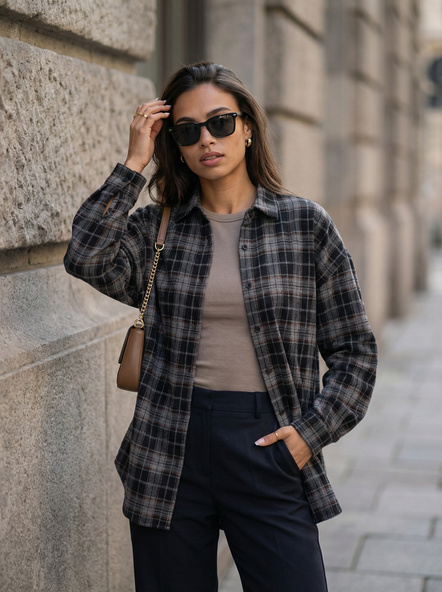 Czarna flanelowa koszula casualowa w kratę z kołnierzykiem i broszką