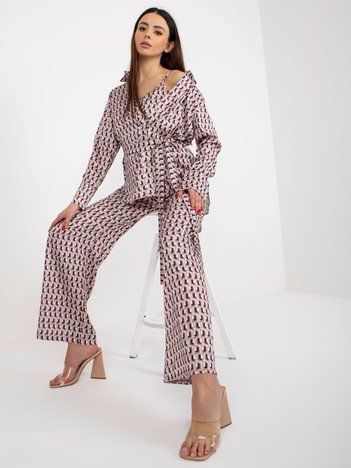 Beżowo-różowy trzyczęściowy komplet elegancki z koszulą