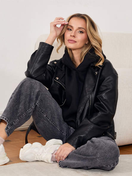 Czarna kurtka ramoneska z ozdobnymi suwakami