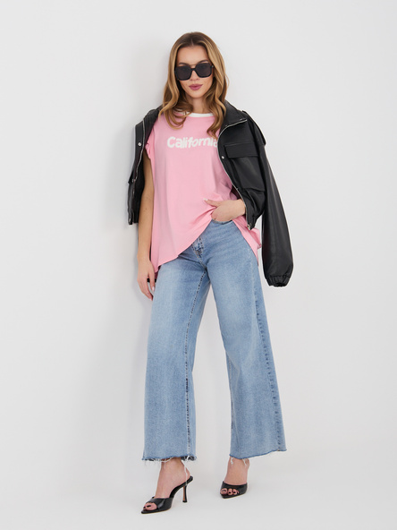 Pastelowa różowa bluzka z kontrastowym dekoltem