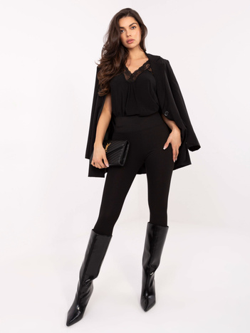 Czarne prążkowane legginsy z napisem z tyłu