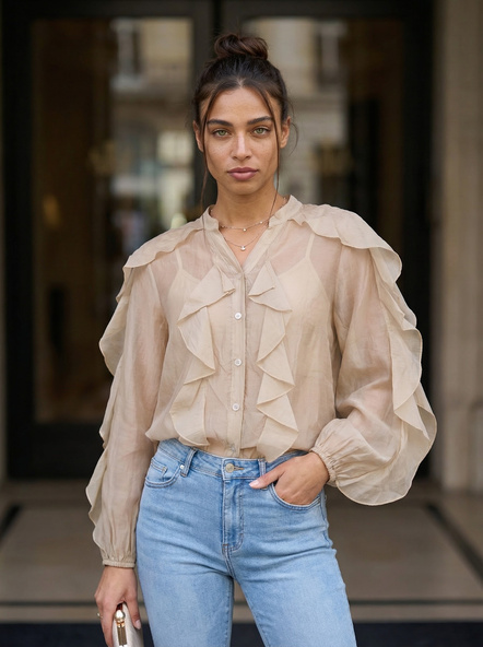 Beżowa elegancka koszula damska z falbanami, dekoltem V