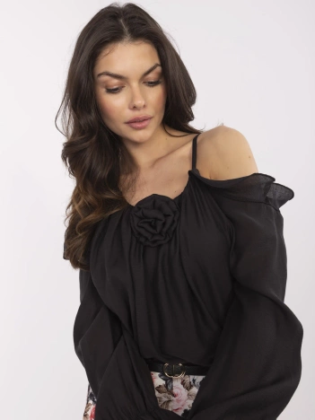 Czarna bluzka hiszpanka z falbankami przy rękawach
