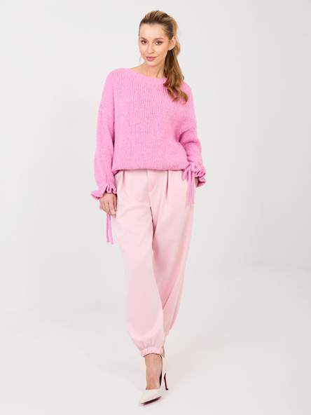 Jasnoróżowe dresowe spodnie z ozdobnym guzikiem