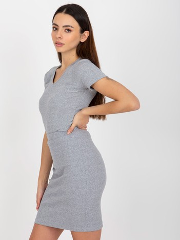 Szara prążkowana bluzka basic z krótkim rękawem