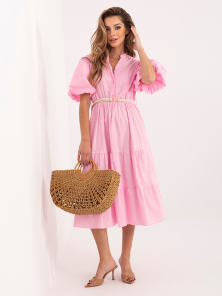 Jasnoróżowa letnia sukienka ze stójką