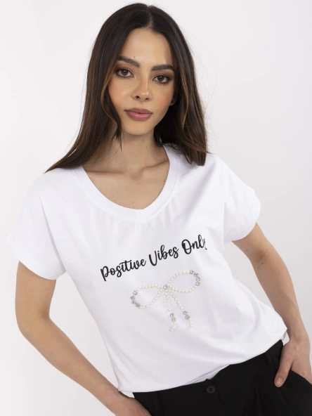 Biały damski t-shirt z perełkami