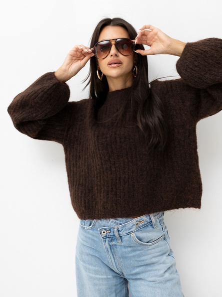 Czekoladowy sweter oversize z bufiastymi rękawami