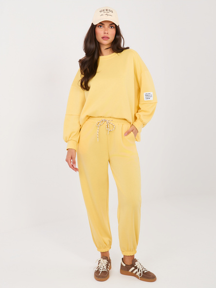 Żółty damski komplet ze spodniami joggerami