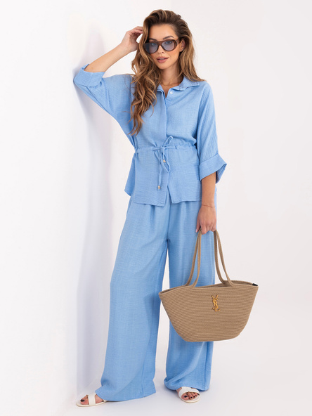 Jasnoniebieski letni komplet z szerokimi spodniami