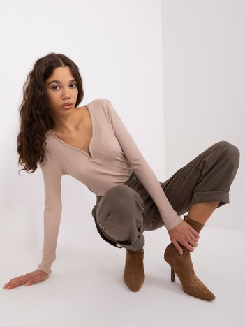 Beżowa dopasowana bluzka z dekoltem V BASIC FEEL GOOD