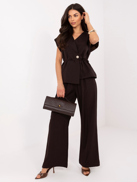 Czekoladowy damski garnitur z kopertową kamizelką RUE PARIS