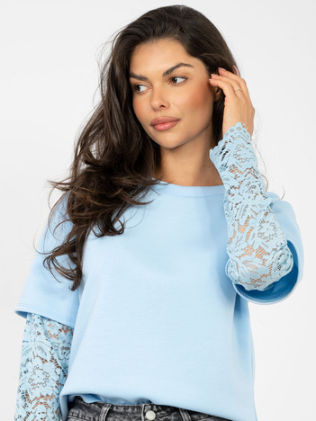 Jasnoniebieska bluzka z koronkowymi rękawami