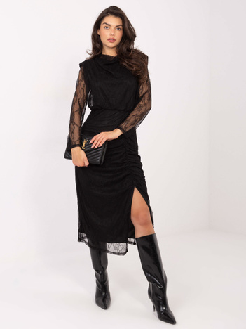 Czarna sukienka z poduszkami na ramionach