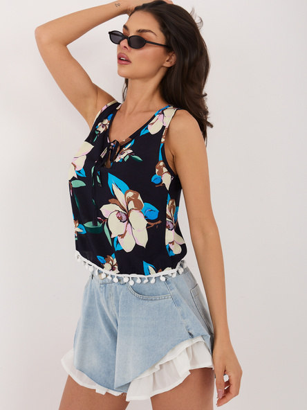 Granatowa letnia bluzka w kwiaty bez rękawów