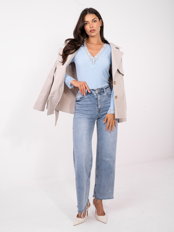 Jasnoniebieska prążkowana bluzka z koronką