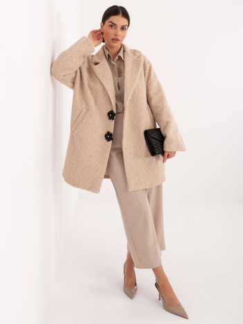 Beżowy płaszcz z odpinanymi broszkami