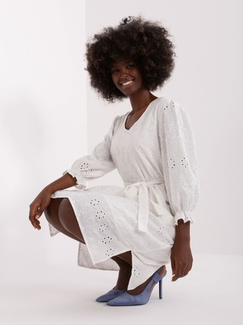 Ecru ażurowa sukienka z wiązanym paskiem