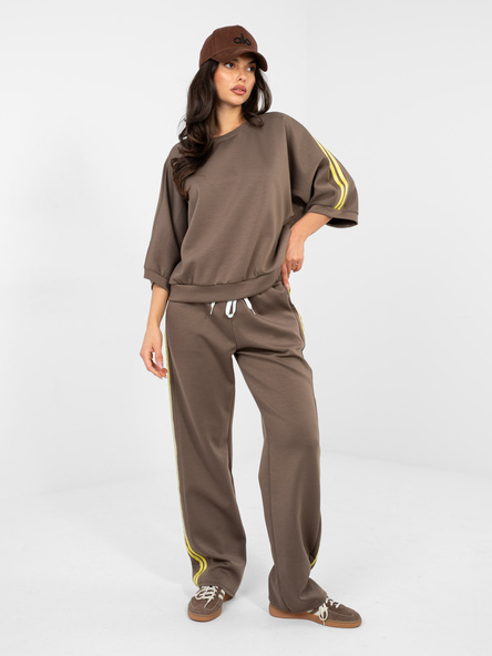 Brązowy komplet z kontrastowymi lampasami RUE PARIS