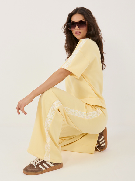 Jasnożółte dresowe spodnie wide leg od kompletu