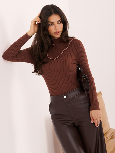 Jasnobrązowy elegancki sweter z broszką