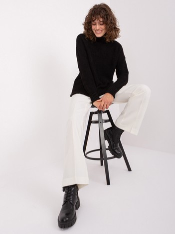 Czarny sweter z golfem z dodatkiem wełny