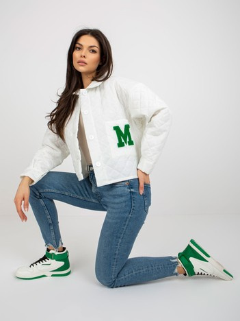 Ecru pikowana kurtka przejściowa z zapięciem na guziki