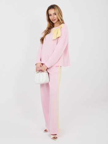 Jasnoróżowy komplet z szerokimi spodniami RUE PARIS