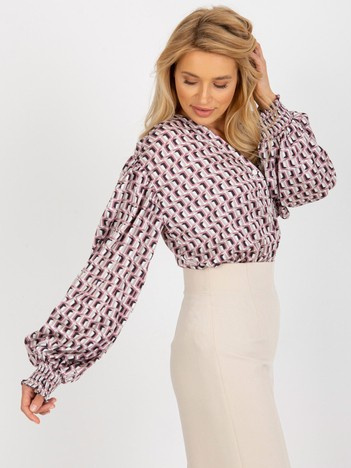 Biało-brudnoróżowa koszula z nadrukiem i szerokim rękawem