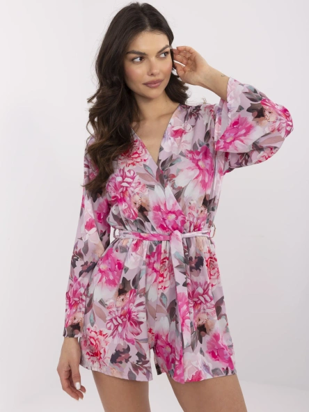 Różowy krótki kombinezon z kopertowym dekoltem