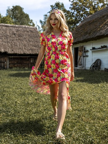 Żółta sukienka midi w kwiaty z rozcięciem