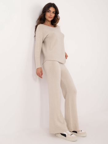 Jasnobeżowy komplet ze spodniami dzwonami