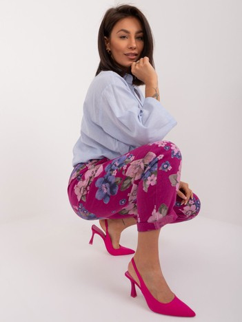 Fioletowe spodnie materiałowe z plecionym paskiem