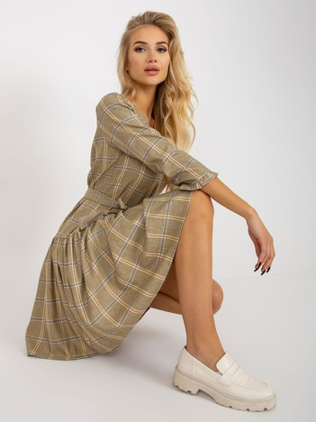 Jasnożółta elegancka sukienka w kratę z falbaną i wiązaniem