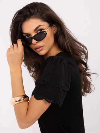 Czarna bluzka z ażurowym wykończeniem na rękawach