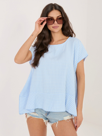 Jasnoniebieska luźna bluzka na lato