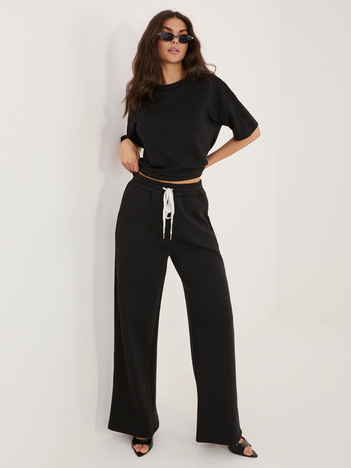 Czarne dresowe spodnie z koronkowymi lampasami